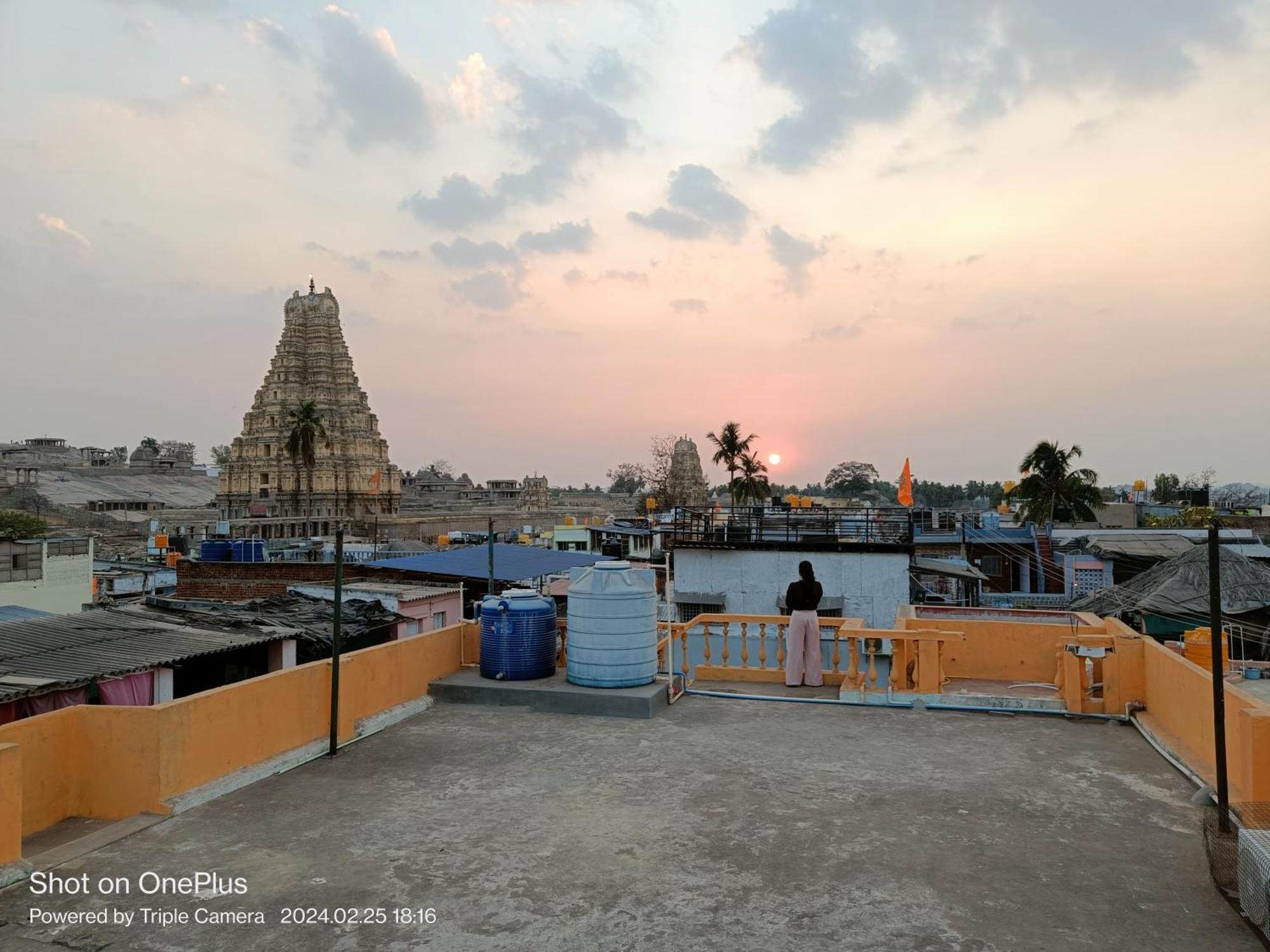 Vicky'S Home Stay Hampi Exterior foto
